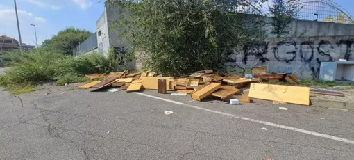A Moncalieri via Moncenisio trasformata in una discarica a cielo aperto A Moncalieri via Moncenisio trasformata in una discarica a cielo aperto