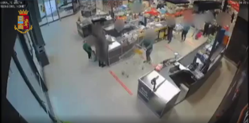 rapinatori in un supermercato