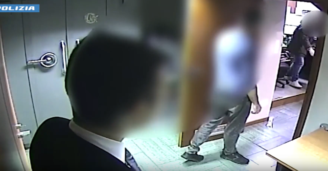 Rapina in banca in corso Traiano, arrestato ladro in "vacanza" a Loano