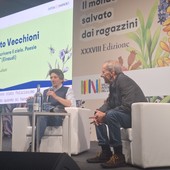 Vecchioni conquista il Salone: "La poesia resta un'arte sublime"