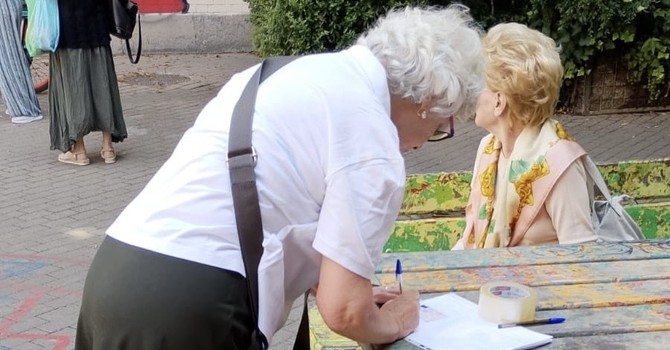 Via alla raccolta firme davanti alla scuola: "Serve un dosso per rallentare le auto"