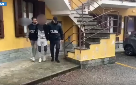 Con coltelli e spray rapinavano le persone: in manette la banda che terrorizzava il centro di Torino