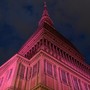 La Mole si illumina di rosso per festeggiare i 70 anni del Teatro Stabile di Torino