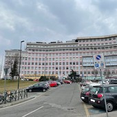 Miracolo a Torino, bimba cade dal quinto piano: un passante eroe la prende al volo e la salva