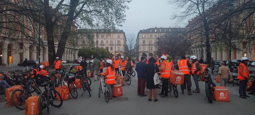 Sciopero dei rider di Justeat di Torino, in 90 fermi per protestare contro le condizioni di lavoro