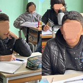 Ragazzi in classe con giubbotti pesanti