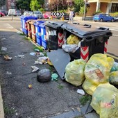 Gli incivili trasformano via Ponchielli in una pattumiera a cielo aperto a Moncalieri
