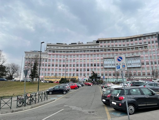 Miracolo a Torino, bimba cade dal quinto piano: un passante eroe la prende al volo e la salva