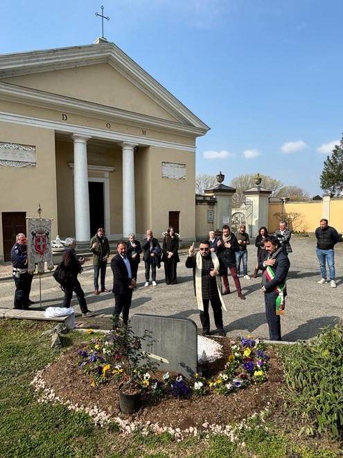 L'inaugurazione del memoriale per le vittime del Covid a Moncalieri