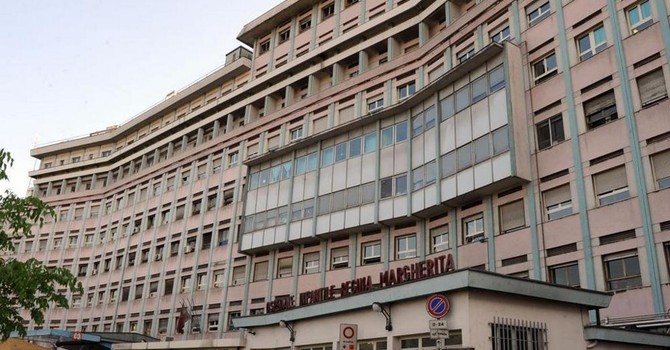 Chivasso, bambino di tre anni rischia di annegare in piscina