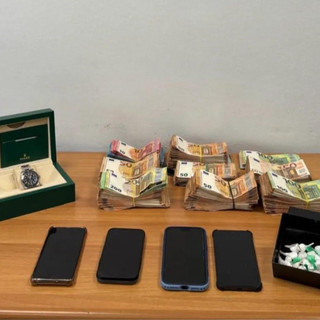 Maxi sequestro in Barriera: cocaina, Rolex e oltre 60mila euro in contanti in casa della coppia