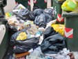 Rifiuti abbandonati tra i bidoni della raccolta differenziata