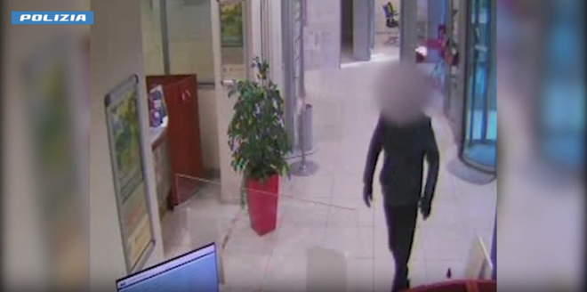 Una scena della rapina ripresa dalle telecamere
