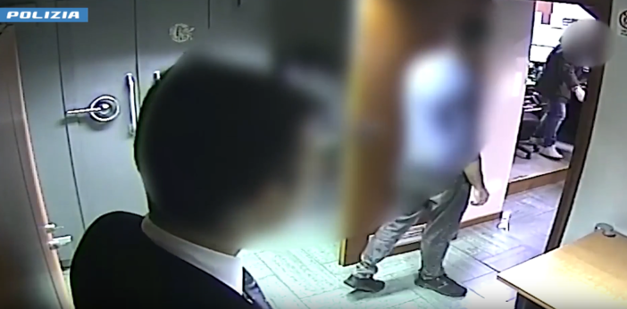 Rapina in banca in corso Traiano, arrestato ladro in "vacanza" a Loano