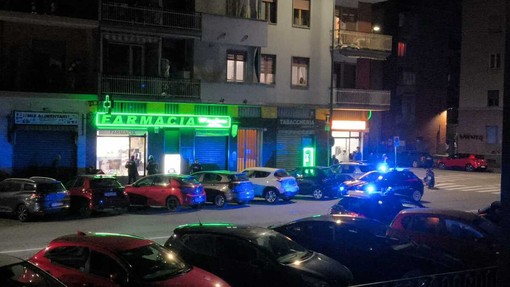 Paura in via Sanremo, rissa a colpi di bastone fuori da un minimarket [VIDEO]