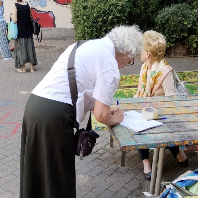 Via alla raccolta firme davanti alla scuola: "Serve un dosso per rallentare le auto" Via alla raccolta firme davanti alla scuola: "Serve un dosso per rallentare le auto"