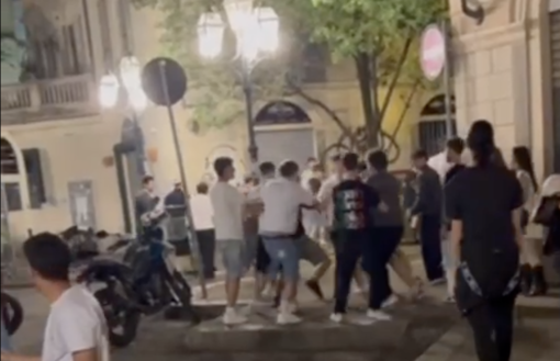 Tensioni in Largo Saluzzo: baby gang assalta un pub e scatena una rissa in strada Tensioni in Largo Saluzzo: baby gang assalta un pub e scatena una rissa in strada