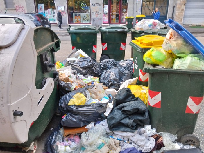 Rifiuti abbandonati tra i bidoni della raccolta differenziata