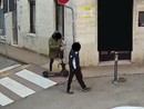 Le immagini che incastrano i rapinatori Le immagini che incastrano i rapinatori