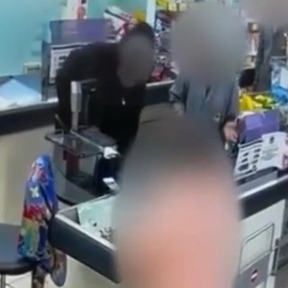 Rapinatore minaccia la cassiera con un paio di forbici: arrestato nel parcheggio del supermercato