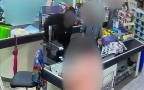 Rapinatore minaccia la cassiera con un paio di forbici: arrestato nel parcheggio del supermercato