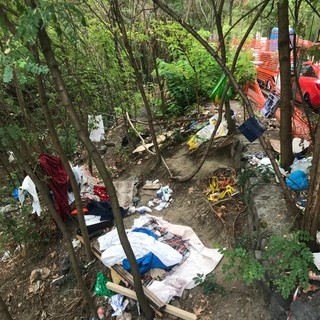 Rifiuti e coperte, al Trincerone torna la &quot;casa&quot; dei senzatetto
