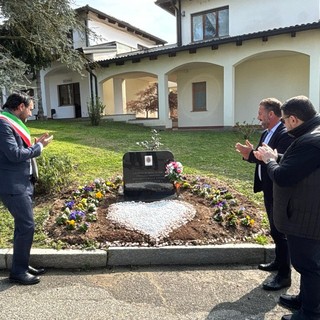 Moncalieri onora le vittime del Covid con una targa al cimitero