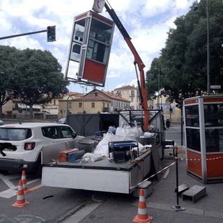 Corso Potenza, un braccio meccanico rimuove le vecchie cabine del telefono