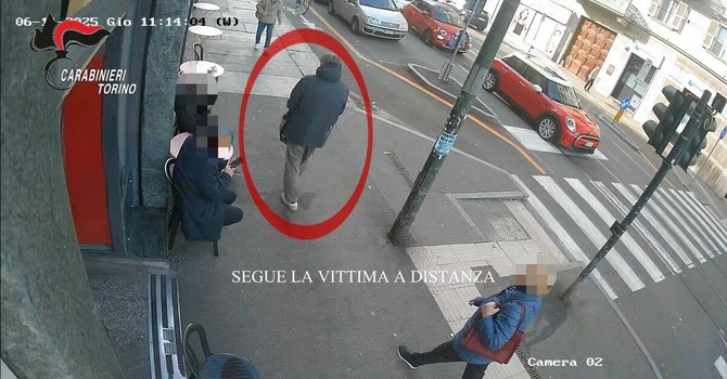 Le immagini precedenti alla rapina compiuta ai danni dell'anziana