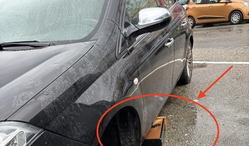 Ladri di pneumatici creativi al Lingotto, al posto del cric usano... un cassetto