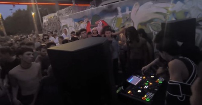 Foto generica di un rave party