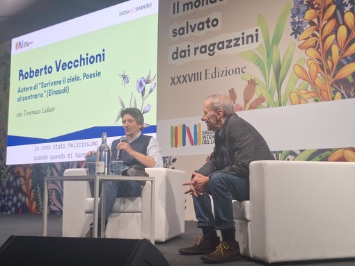 Vecchioni conquista il Salone: "La poesia resta un'arte sublime" Vecchioni conquista il Salone: "La poesia resta un'arte sublime"