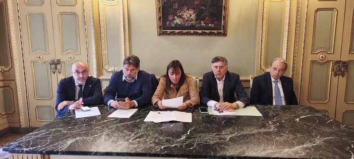 Dibattito tra maggioranza e opposizione sulla sanatoria dei debiti Dibattito tra maggioranza e opposizione sulla sanatoria dei debiti