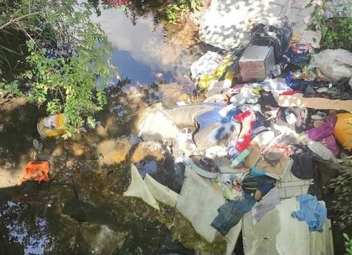 Ancora rifiuti e scarichi abusivi in via Rossetti
