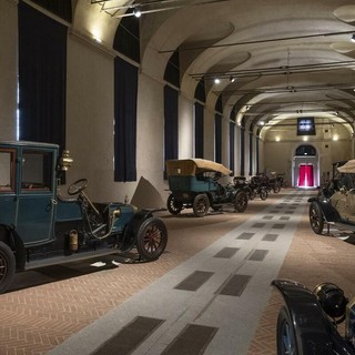 Una immagine delle auto d'epoca in mostra a Stupinigi Una immagine delle auto d'epoca in mostra a Stupinigi