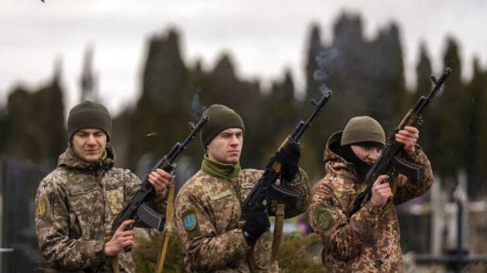L’Ucraina rivuole dalla UE i suoi rifugiati da mandare al fronte L’Ucraina rivuole dalla UE i suoi rifugiati da mandare al fronte
