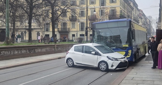 Scontro tra un bus ed una macchina in via Accademia, travolti due bambini Scontro tra un bus ed una macchina in via Accademia, travolti due bambini