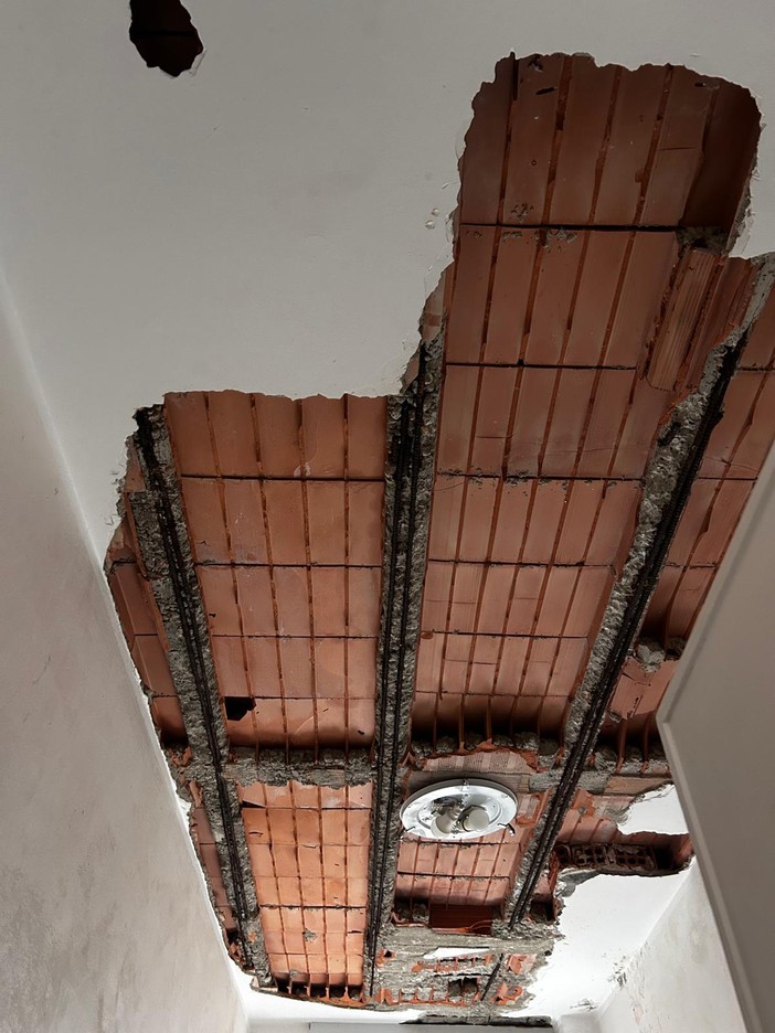 Il soffitto crollato nelle case Atc di Rivoli