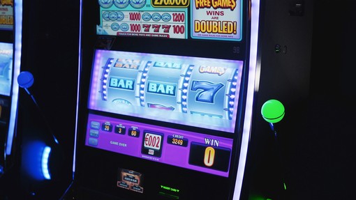 Qual'è la differenza tra le slot machine in un casinò online?