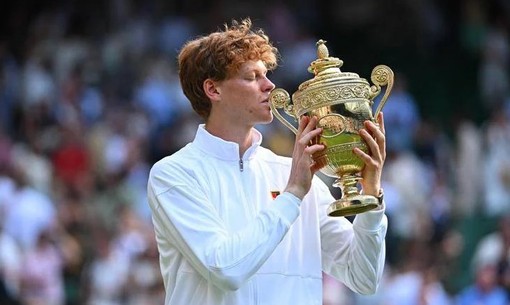 Jannik Sinner bacia la coppa, dopo il trionfo a Wimbeldon