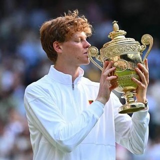 Jannik Sinner bacia la coppa, dopo il trionfo a Wimbeldon