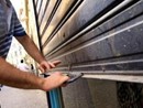 Colla nelle serrature delle serrande: l'amaro risveglio dei commercianti di piazza Cattaneo