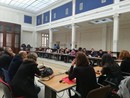 sala con persone riunite