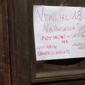 In via Vanchiglia scatta la solidarietà per gli sfollati dopo l’incendio del tetto