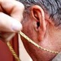Il malvivente ha rubato una collana a un anziano Il malvivente ha rubato una collana a un anziano