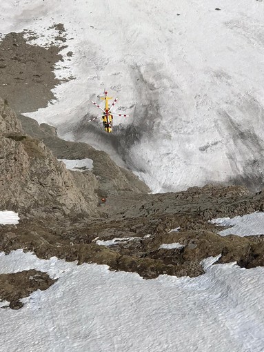 Escursionista disperso sulle montagne: epilogo tragico, individuato il corpo in fondo a un canalone
