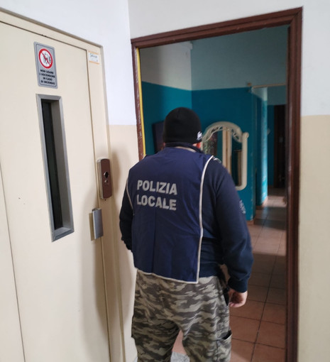 Il garage e l'appartamento erano da tempo occupati abusivamente da una famiglia rom