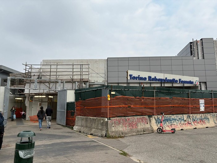 Troppi atti vandalici e guasti, la stazione Rebaudengo pronta solo nel 2026