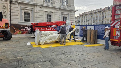 Spostamento di statue, questa mattina in piazza Castello