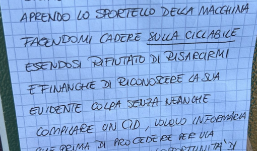Il biglietto affisso sul portone del civico 23 di via Filadelfia